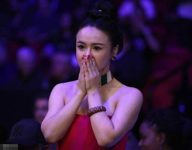 邹市明走下拳击台活动不断,老婆冉莹颖娇美相陪礼服却被评不端庄