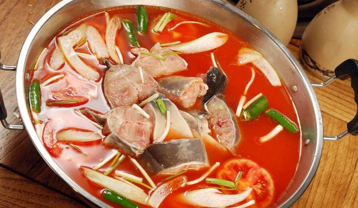 特色贵州菜肉质鲜美的乌江片片鱼火锅传承最原始的美味