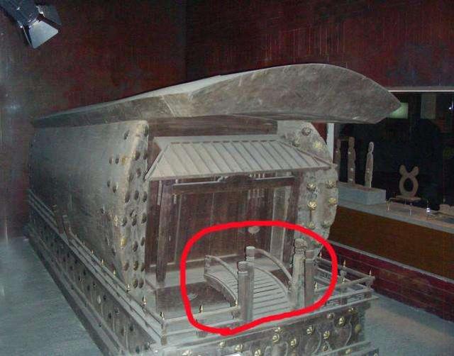 为何盗墓者将华丽棺椁当中睡着的贵妇尸体拖出,还要剥掉其衣物?