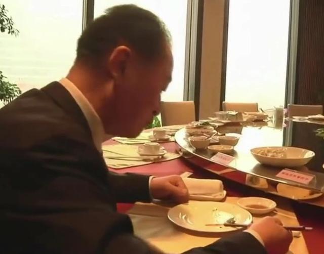 鲁豫也是来到了万达总部,王健林工作的地方采访王健林,而鲁豫也是来的