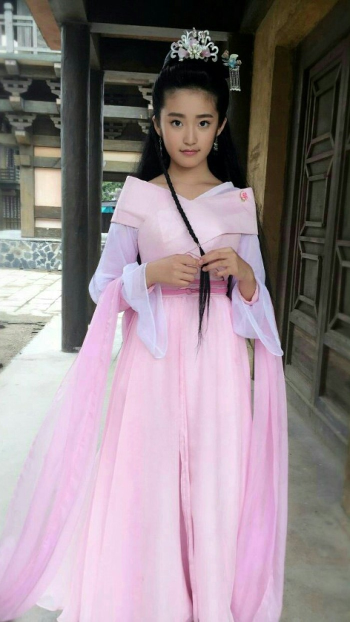 格格"被观众熟知,在电视剧《贤妻》中扮演刘涛和保剑锋的女儿"赵小娟"