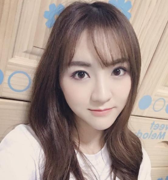 snh48莫寒大秀美腿爱吃肉的美女范