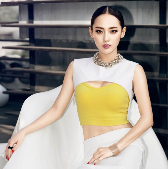 她19岁在湖南综艺出道是杜淳前女友如今嫁富豪被宠成公主