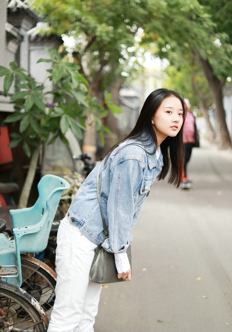 街道上的牛仔衣元气少女淡雅吸睛写真集 @微相册 @微博摄影