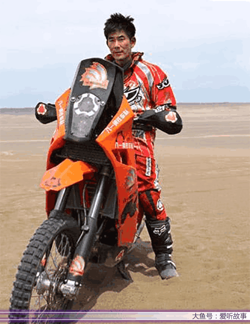 除了歌唱得好,还是一位赛车手,曾经夺得亚洲越野摩托车耐力赛的亚军.