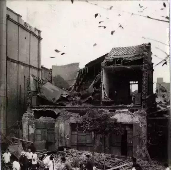 北马路祥德斋倒塌上图:西马路171号被震坏上图:天津市百货大楼主体楼