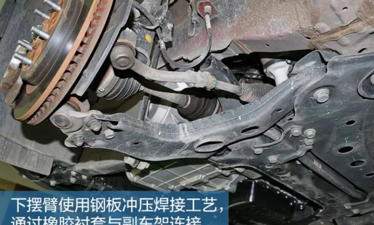 偶遇吉利博越事故车,拆开底盘后,维修师傅:就是个空壳子