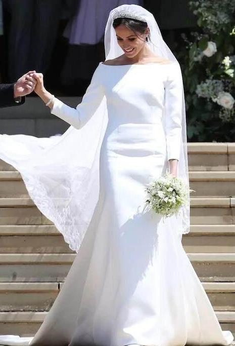 就意味着她已正式踏入王室;洁净,清新的红色婚纱穿在梅根身上几乎美呆