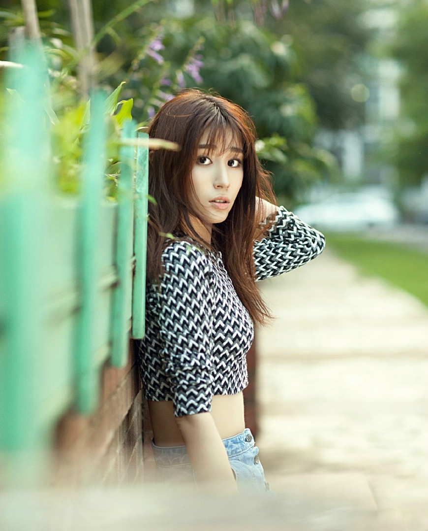 华雯的拍照姿势,前3张都很美,但还是图4的姿势更迷人_新浪看点