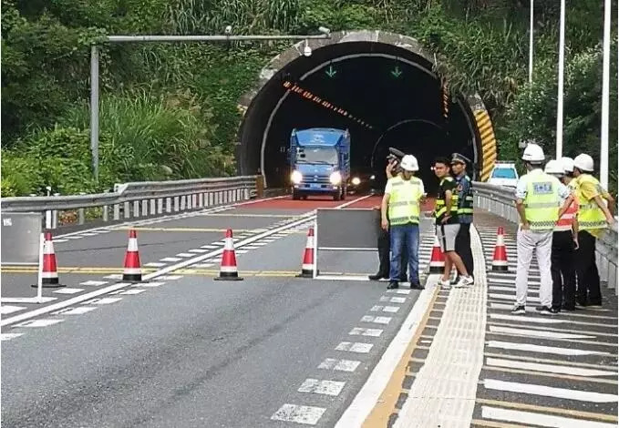 贺州木冲隧道内发生一起交通事故 现场1人死亡