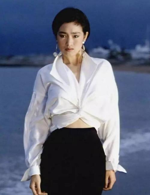 苗苗海边黑裤白衣照曝光,撞衫巩俐,网友:都没张国荣漂亮