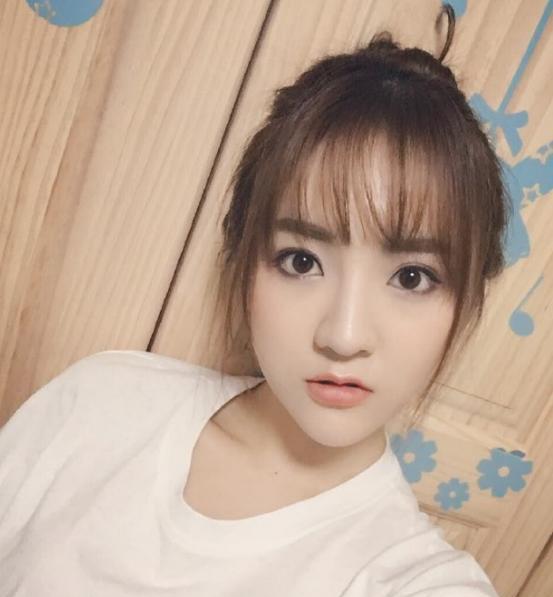 snh48莫寒大秀美腿爱吃肉的美女范