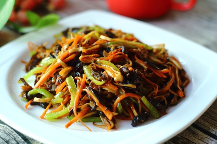 不管是川菜馆还是湘菜馆都有这道特色菜,因为它的味道特别,价格平民化