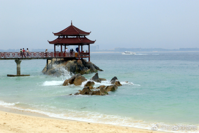 三亚蜈支洲岛旅游区位于海南亚龙湾景区内