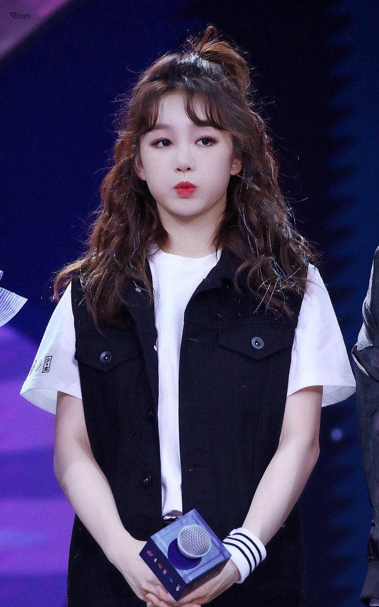 徐梦洁真是标准的偶像剧女主长相,她的笑容会让人感到幸福和温暖