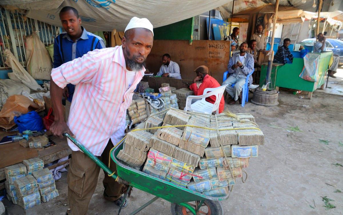 世界最"大款"的国家, 一张纸币100万亿, 却只能买俩鸡蛋|津巴布韦