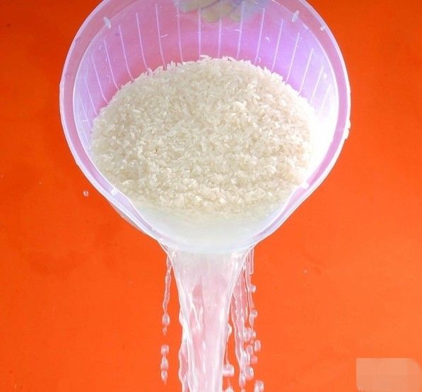 洗米水别急着倒!烹饪善用「第三淘水」去腥,除涩最棒