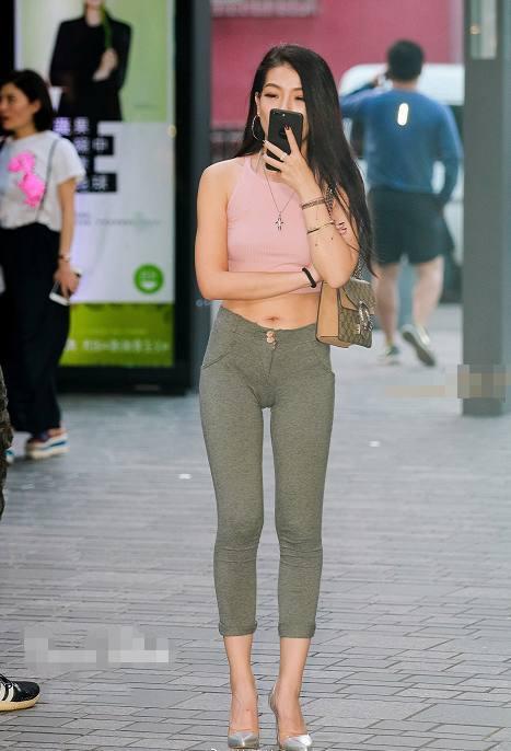 路人街拍: 穿紧身裤的美女, 勒痕明显, 这裤子挺尴尬的啊!