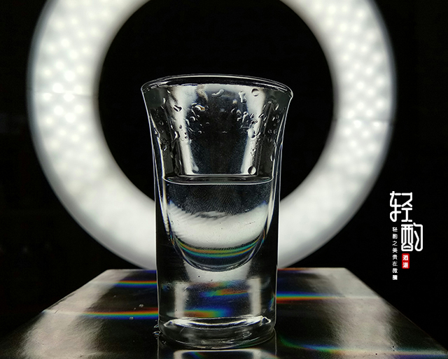 不同于酱香和浓香酒,清香型的江小白的酒花随着酒液注入酒杯而随生随