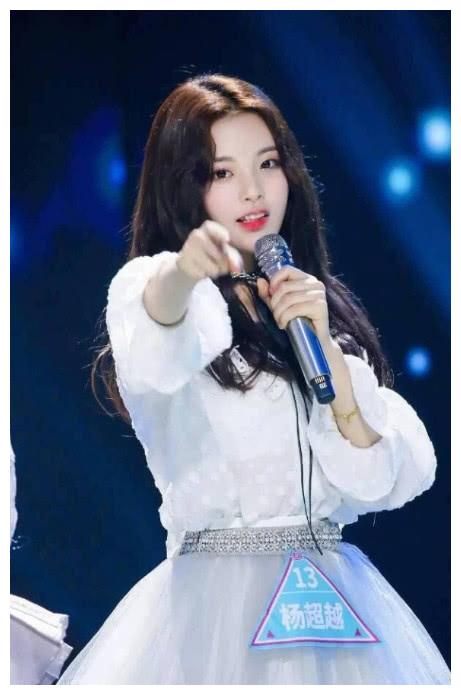 杨超越的村子曝光:老师不认识,男同学追捧!家世