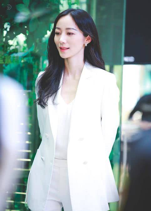 韩雪穿西装变身"美女大佬",网友:帅起来没男生什么事了