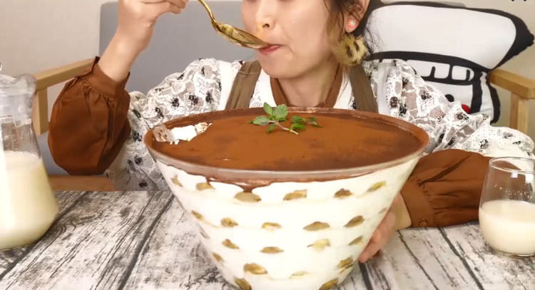 俄罗斯大胃王佐藤吃超大份酸奶提拉米苏甜点,吃到一半还加了水果