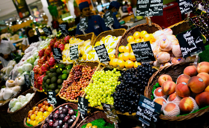 泰国水果摊标注一句中文,中国游客看后冒火,游客:再去剁脚