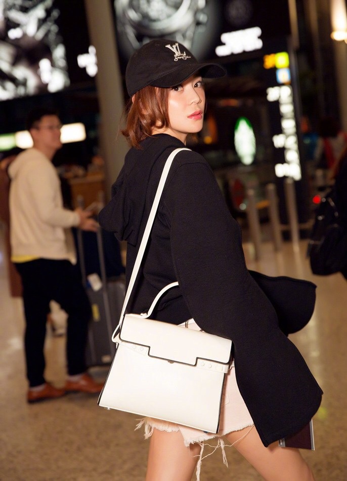 袁珊珊穿"恨天高"坐飞机不怕崴脚?穿这么高的鞋还如履平地,服