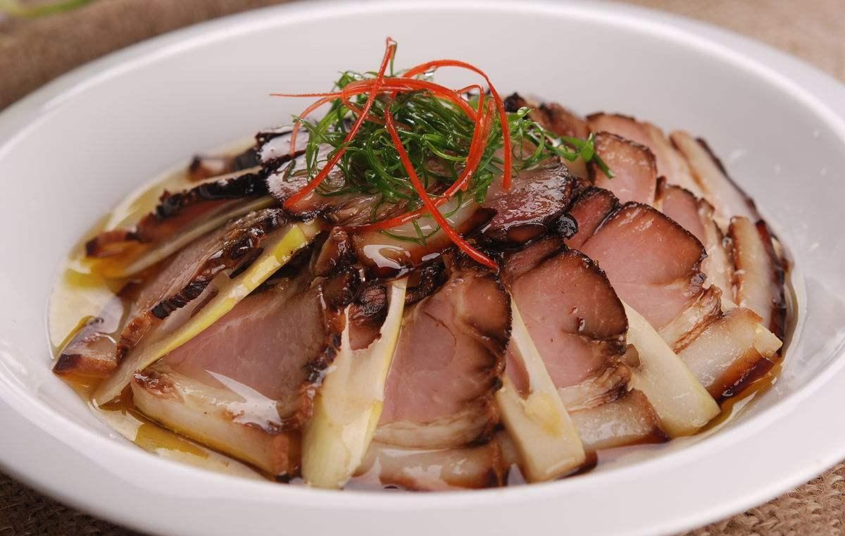 酱肉蒸春笋7,搅打完成后,即可饮用6,料理机选择1分钟程序5,取出1份