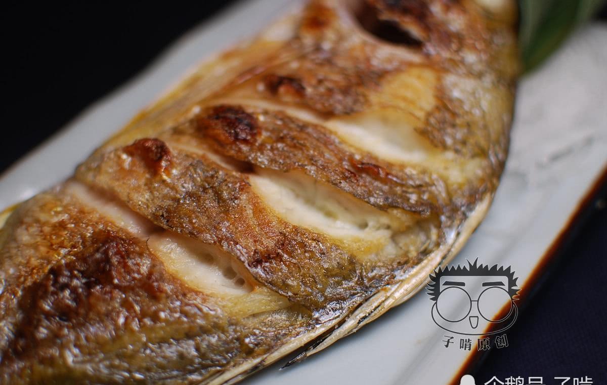 68元的烤黄鳍鲷 只是抹上盐就烤得香甜咸鲜