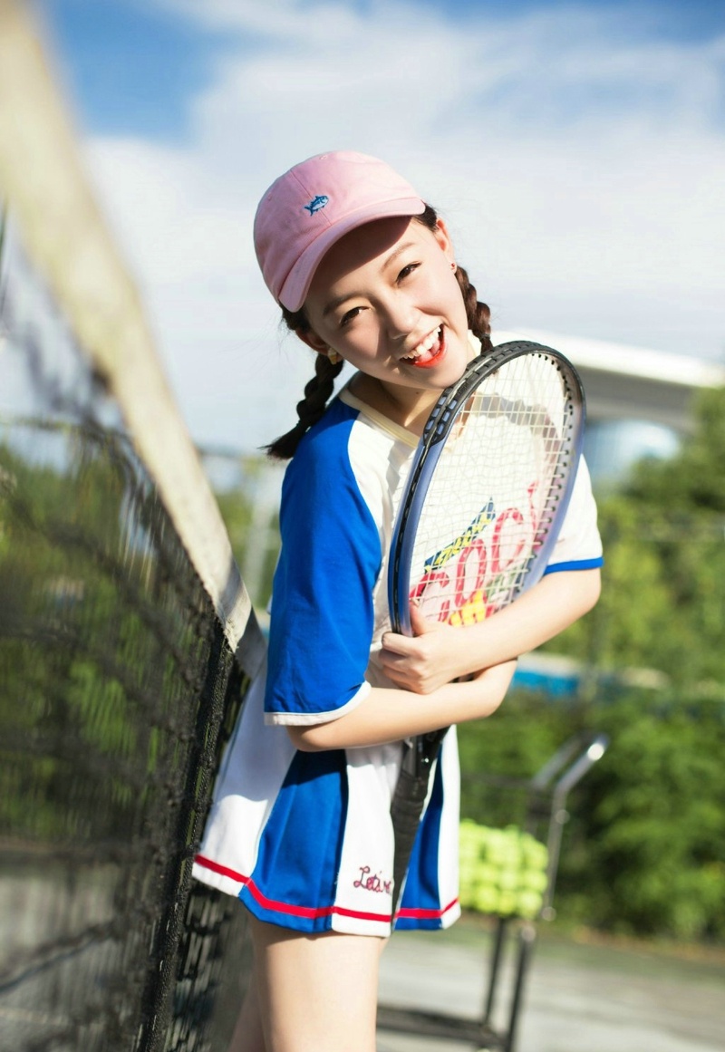 阳光下的网球少女俏皮灿烂笑容写真集 @微相册 @微博摄影