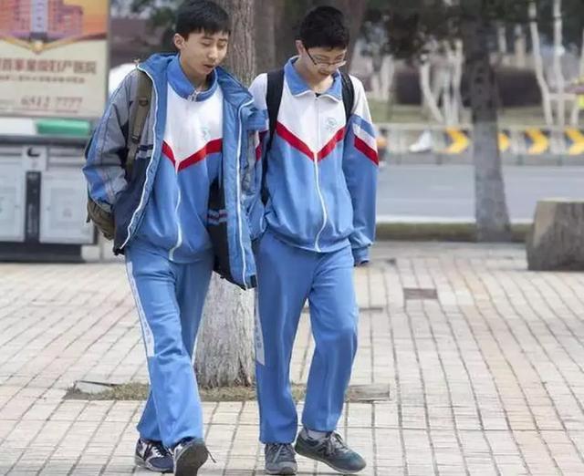 有人说校服毁了中国学生的青春你们觉得校服丑吗