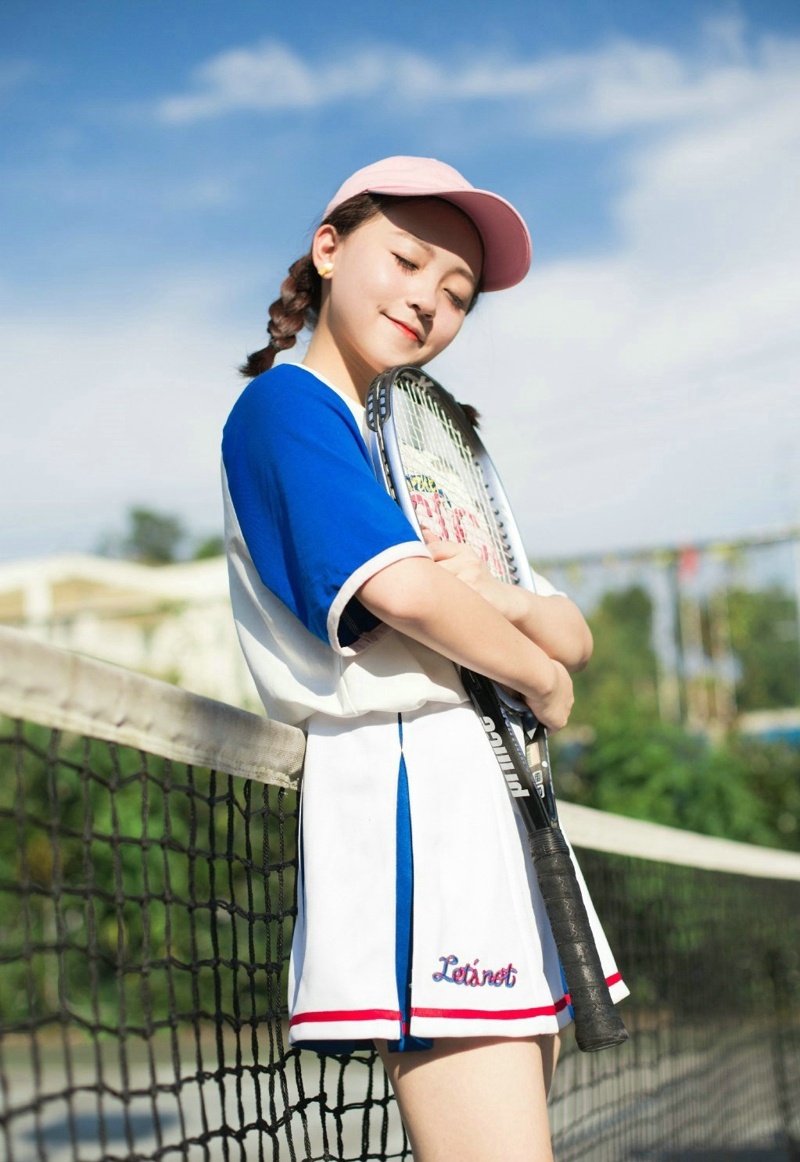 阳光下的网球少女俏皮灿烂笑容写真集 @微相册 @微博摄影
