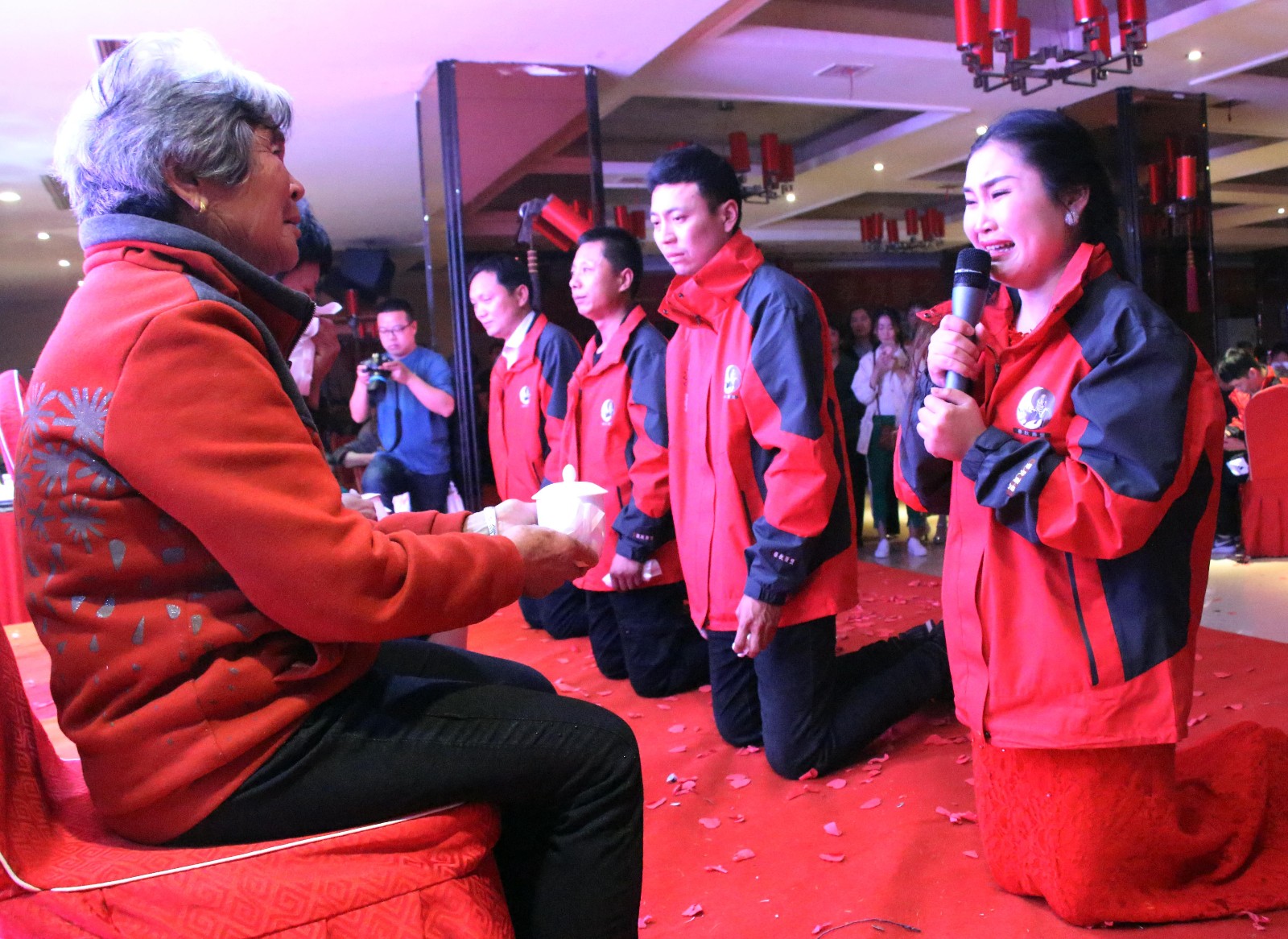 实拍跪拜母亲现场 个个都哭成泪人