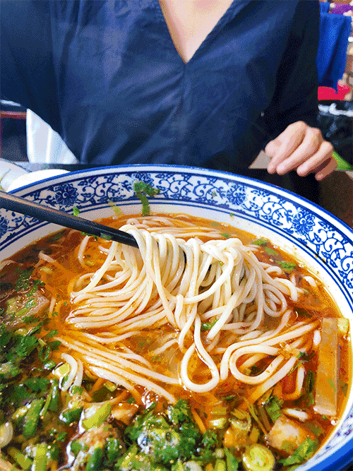 比盆还大的超级牛大碗盛着最接近兰州味儿的牛肉面