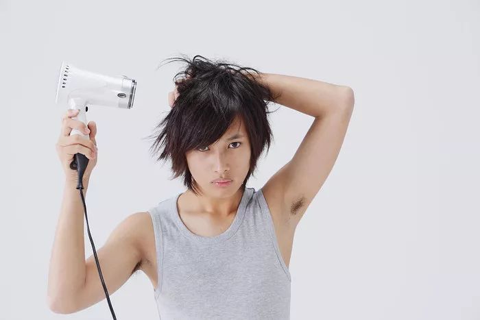 总是掉头发,不想变成秃顶少女,可以用吹风机拯救一下吗?