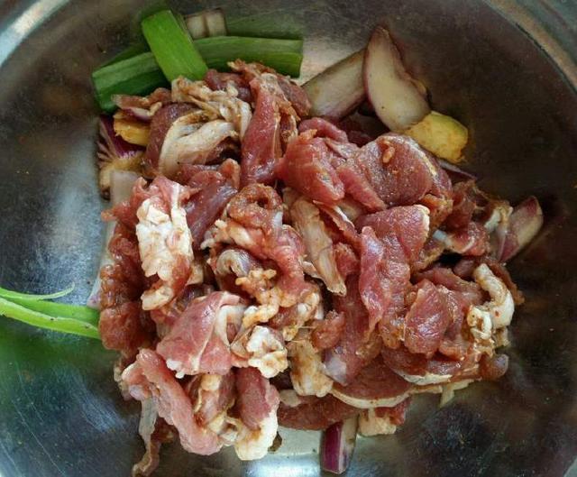 学会羊肉的这5种腌制法,在家就能烤串,烤出来的羊肉贼香!