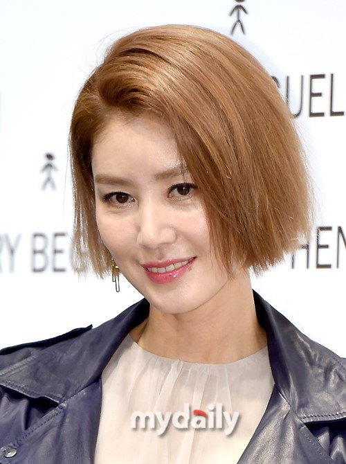 韩国女艺人金成铃首尔出席服装品牌发布会