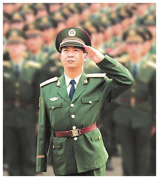 在战争中用匕首割断右臂别在腰间,一生用左手敬军礼,真正的军人