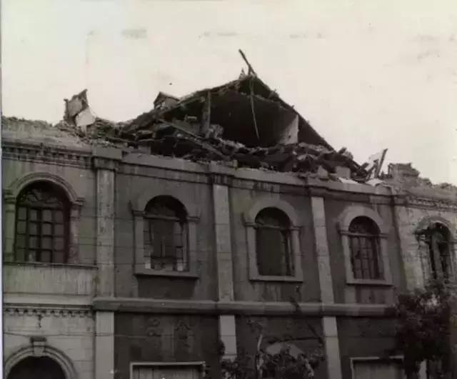 上图:北马路祥德斋倒塌上图:西马路171号被震坏上图:天津市百货大楼