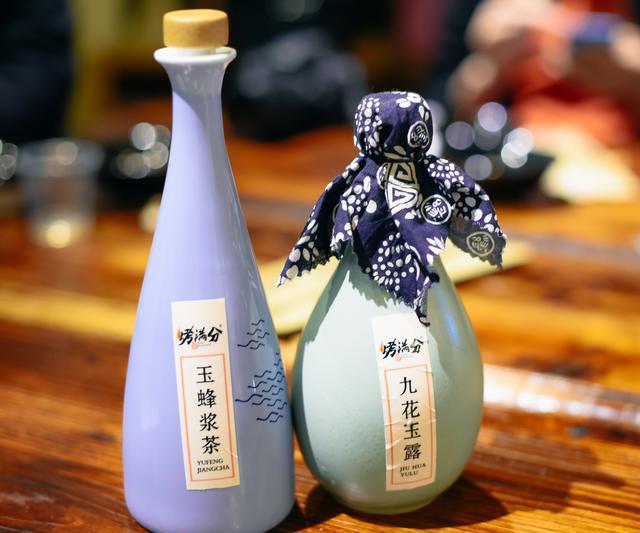 玉蜂浆茶,九花玉露,卖个关子,猜猜是啥,据说是店内特别为女士打造.