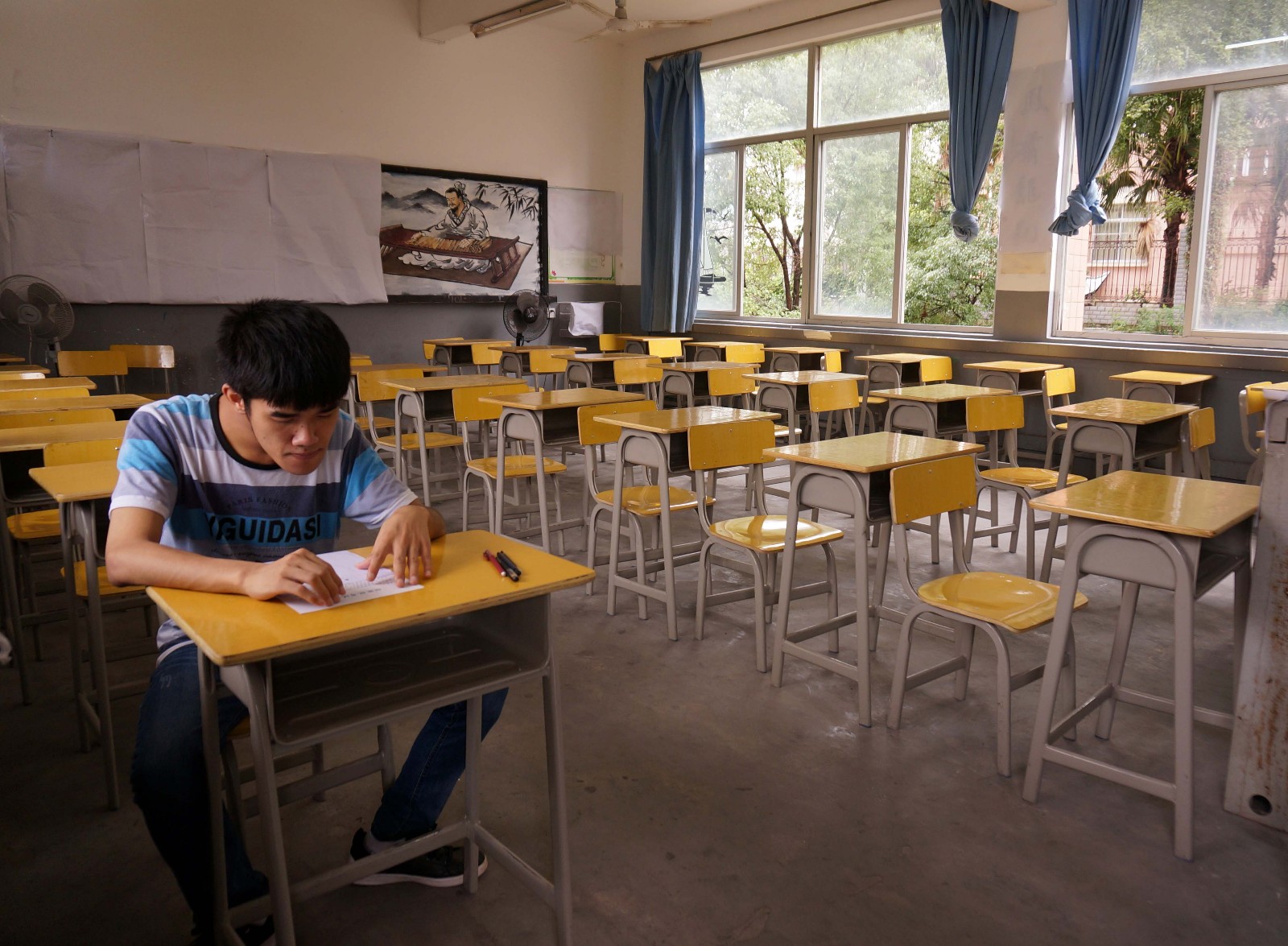 脑瘫男孩一个人的考场,考试院为他每科适当延长时间