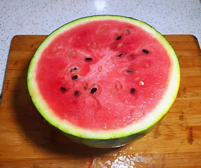 西瓜这样切吃起来不脏手不沾脸美味又好看家人都夸我聪明