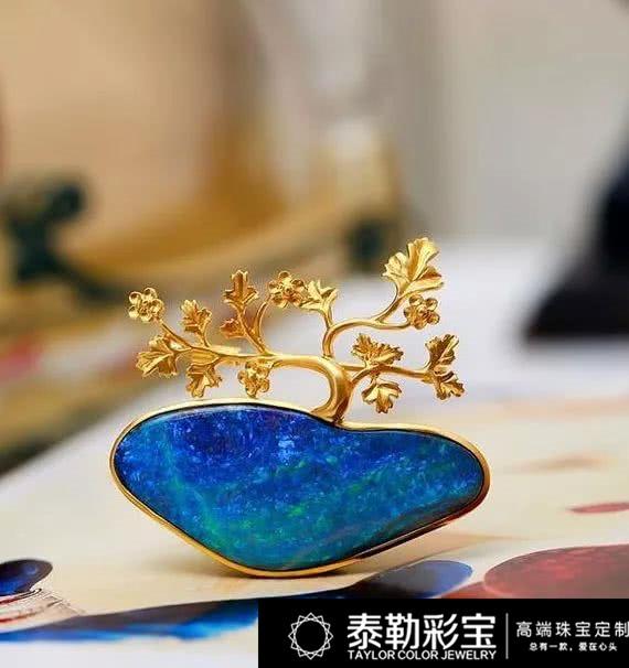 拥有彩虹色美誉的欧泊,象征幸运,寓意着美好的