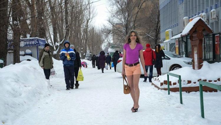 女子大冬天穿短袖逛街常被人误以为有毛病