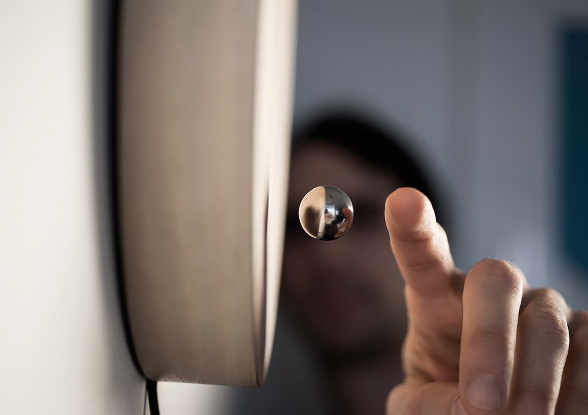 科技感十足的悬浮时钟设计 来自~flyte