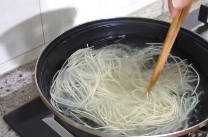 以后再吃面的话就按照这样的步骤去煮面喽.