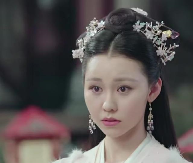 由阿丽亚饰演的唐芷蓉是定远将军唐伯年的女儿,虽是庶女,但却深受唐家