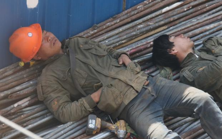 老板:现在农民工"难伺候",事刚做完就要给钱!民工:怪我咯?