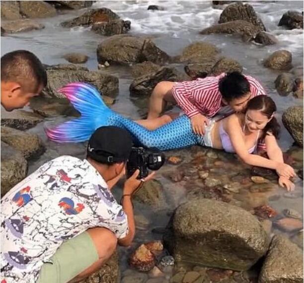 新娘拍"美人鱼"婚纱照,新郎的动作,亮瞎旁人的眼